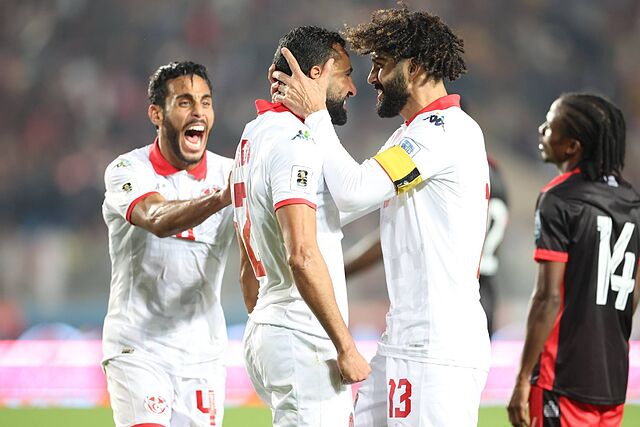 Los jugadores de T�nez celebrando un gol.