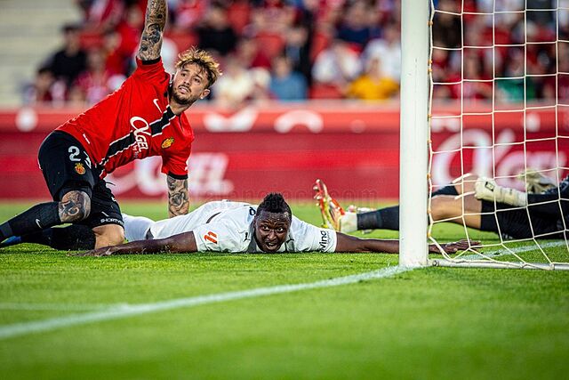 Sadiq tras su remate a gol.