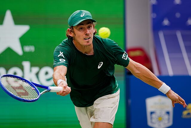 De Mi�aur intenta devolver una pelota.