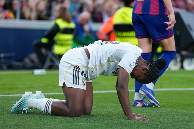 Linda Caicedo se lamenta tras una ocasi�n fallada en el Camp Nou