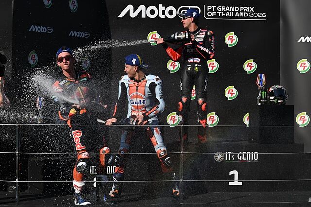 Acosta, en el podio con Ra�l Fern�ndez y Bezzecchi.