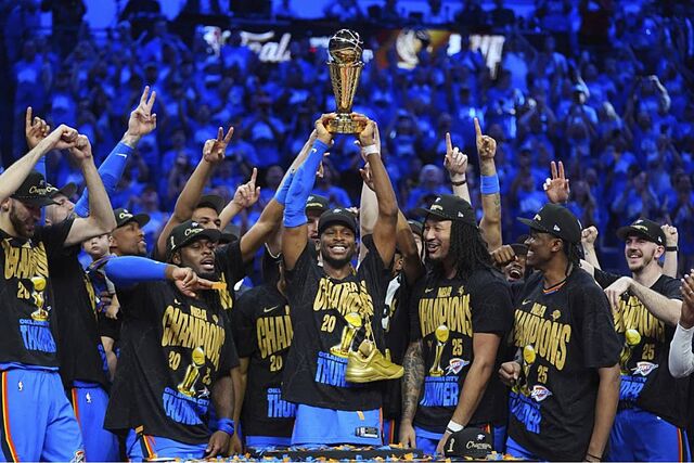 Shai Gilgeous-Alexander, MVP de la final, levanta el trofeo de campe�n junto a sus compa�eros.