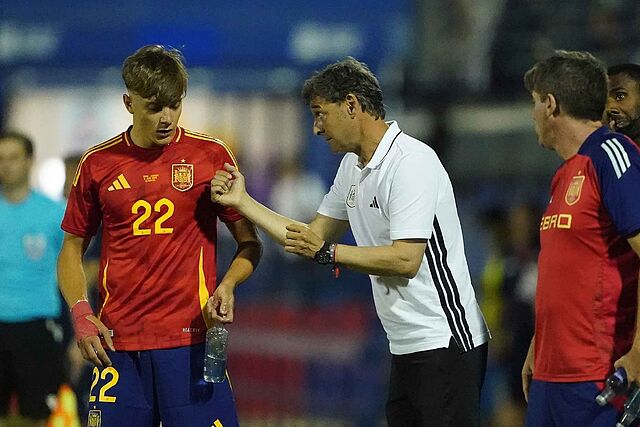 Santi Denia da instrucciones durante un partido.