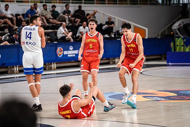 Los jugadores de la selecci�n espa�ola celebran una acci�n durante el partido.