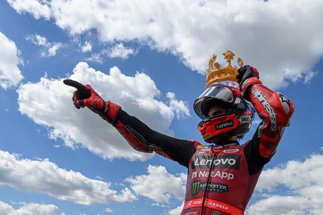 Marc M�rquez, con una corona que le dio una fan.