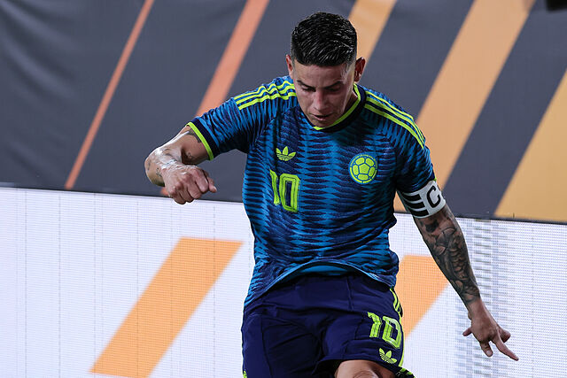 James Rodr�guez bota un c�rner con Colombia.