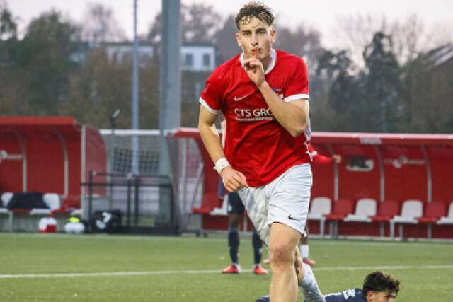 Bendeg�z Kov�cs celebra un gol con el AZ.