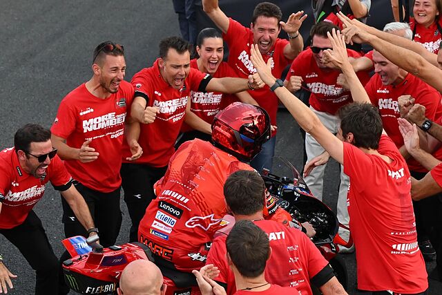 Juli� M�rquez, junto a Gemma Pinto, en la celebraci�n en Motegi.