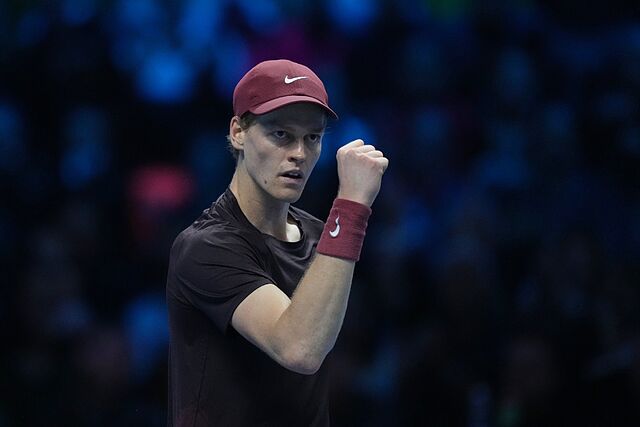 Sinner levanta el pu�o.