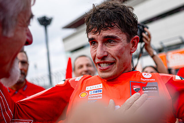 Marc M�rquez llor� varias veces tras sellar su noveno t�tulo mundial de motociclismo.