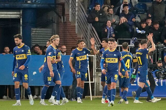Los jugadores del Alav�s celebran el gol de Ibrahim Diabat� al Barcelona.