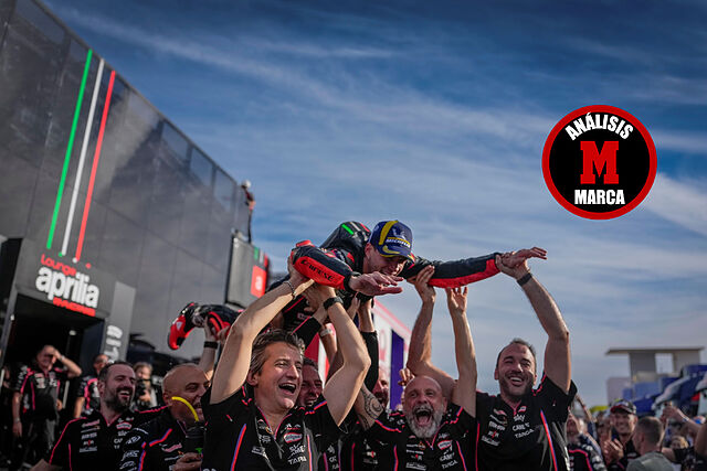 Bezzecchi es manteado por los miembros de Aprilia.