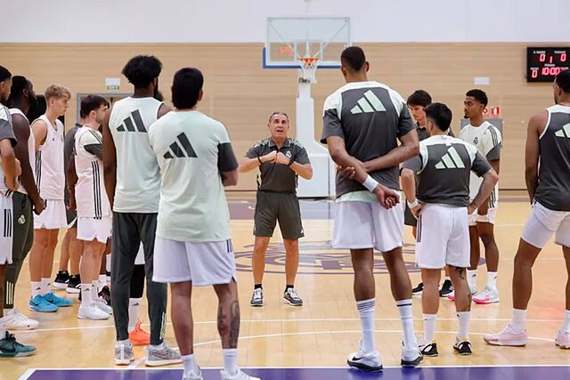 Sergio Scariolo da instrucciones durante un entrenamiento del Real Madrid.