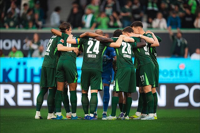La 'pi�a' de los jugadores del Wolfsburgo antes del partido