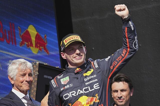 Verstappen saca el pu�o en el podio.