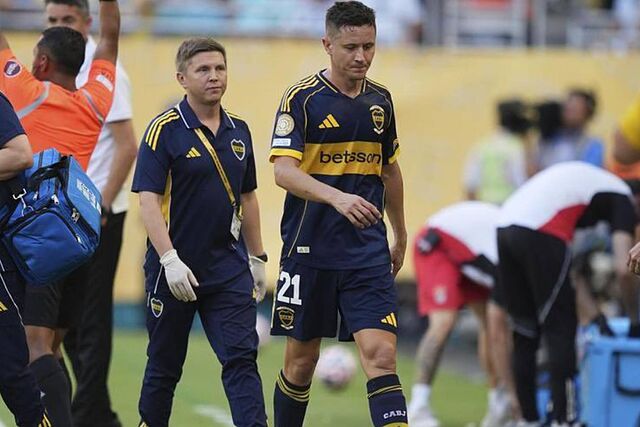 Ander Herrera se retira del campo en el partido ante el Benfica
