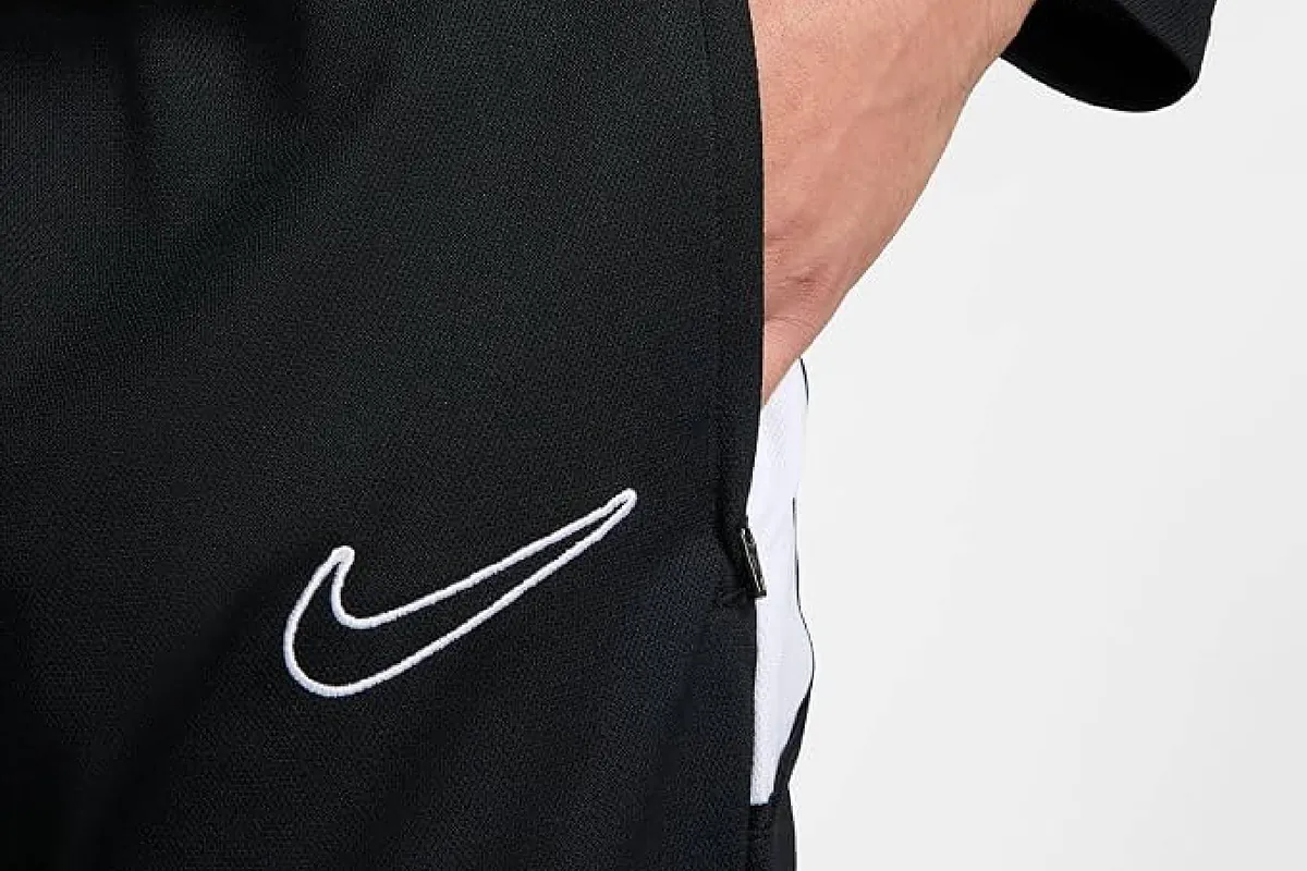 El chándal de fútbol de Nike que puedes comprar con un 44% de descuento y otras ofertas en ropa de deporte