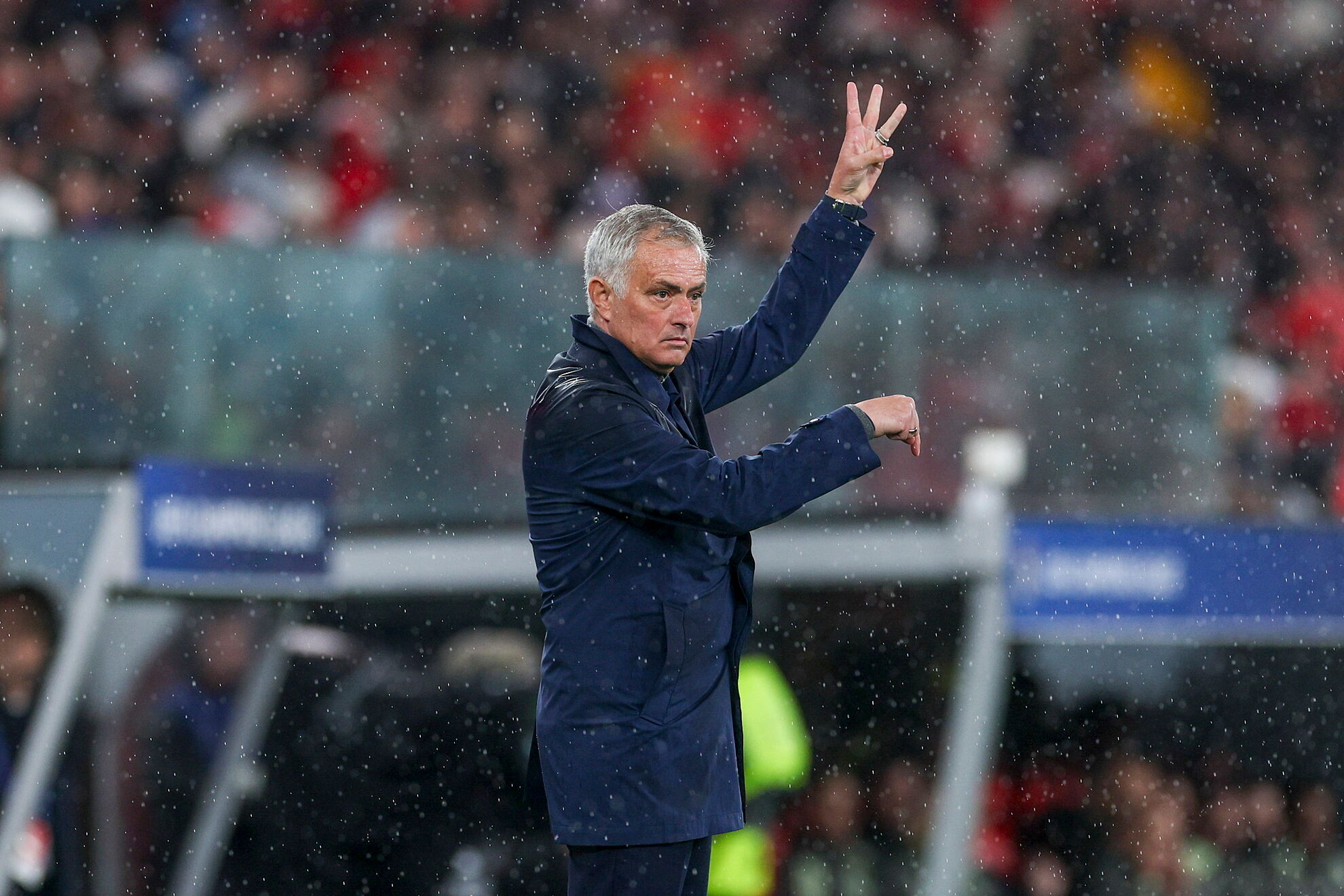 Mourinho durante el partido frente al Real Madrid.