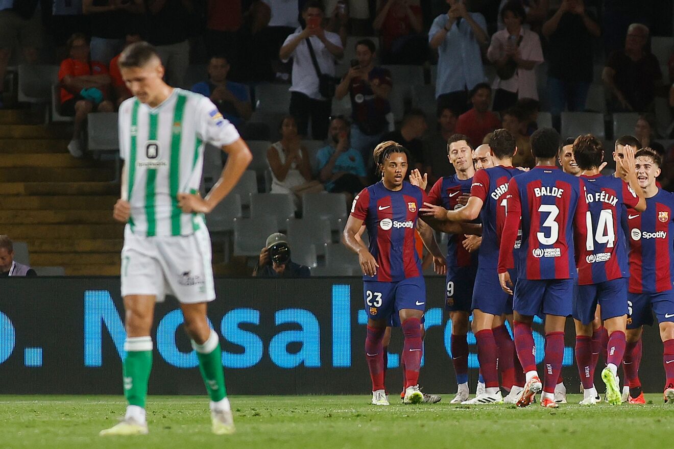 El Bar�a celebra un gol al Betis en Montju�c.