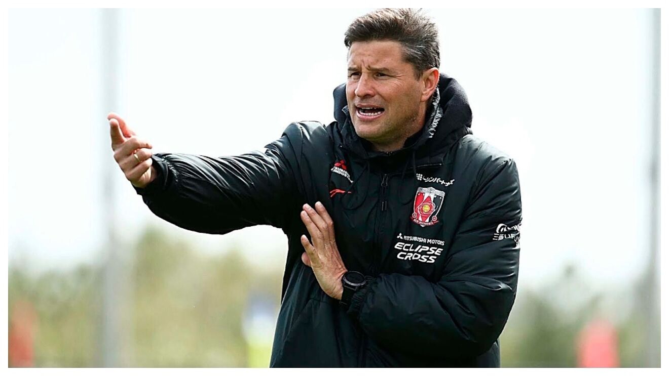 Ricardo Rodr�guez da indicaciones en un entrenamiento.