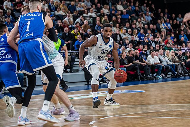 Retin Obasohan dirige un ataque del BAXI Manresa.