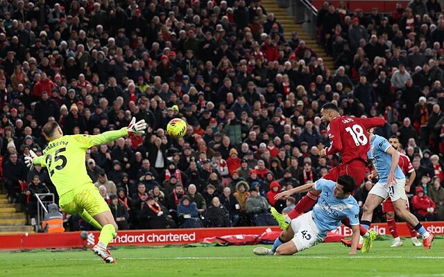 Gakpo remata ante Donnarumma durante el Liverpool-Manchester City reciente.