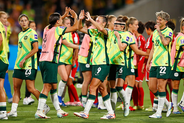 Las jugadoras de Australia celebran su pase a semifinales de la Copa Asi�tica