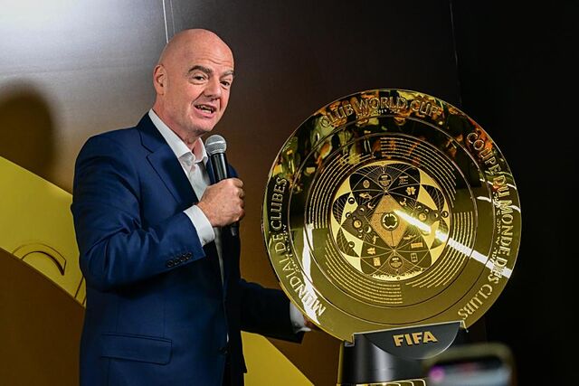 El presidente de la FIFA, Gianni Infantino, habla junto al trofeo del Mundial de Clubes