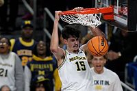 Aday Mara hace un mate en la final de la NCAA.