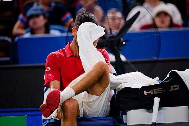 Djokovic, con la toalla en la cara.