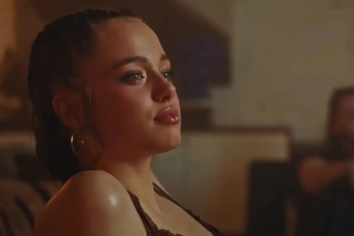 Shiloh, daughter of Angelina Jolie and Brad Pitt, makes her acting debut in a music video and sets ablaze with her resemblance to her mother