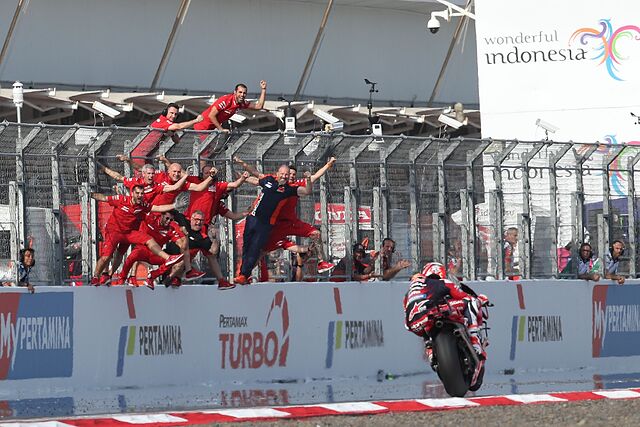 Pedro Acosta, delante de su equipo, al pasar por meta en Indonesia.