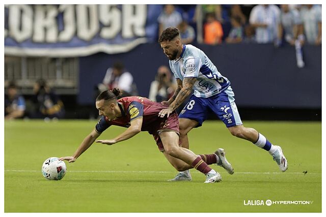 Dani S�nchez presiona a Luismi Cruz durante el 3-0 de la primera vuelta en La Rosaleda
