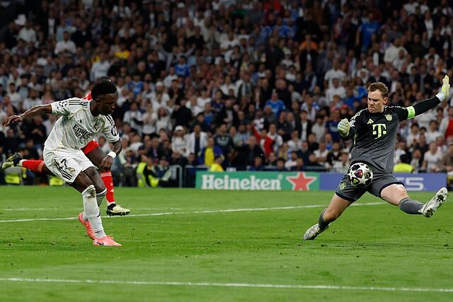 Neuer tapa el hueco para evitar el tanto de Vinicius en un mano a mano.