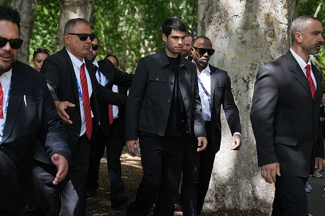 Alcaraz, rodeado de guardaespaldas.