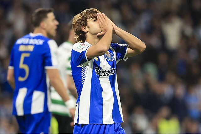 Rodrigo Mora se lamenta durante el partido contra el Sporting CP