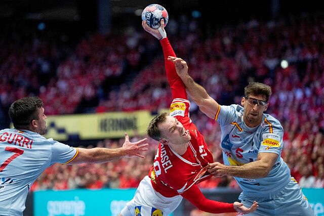 El dan�s Mathias Gidsel es defendido por los espa�oles Serradilla y Gurri.