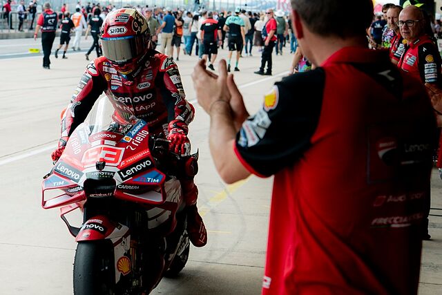 Marc M�rquez, aplaudido al llegar al box de Ducati.