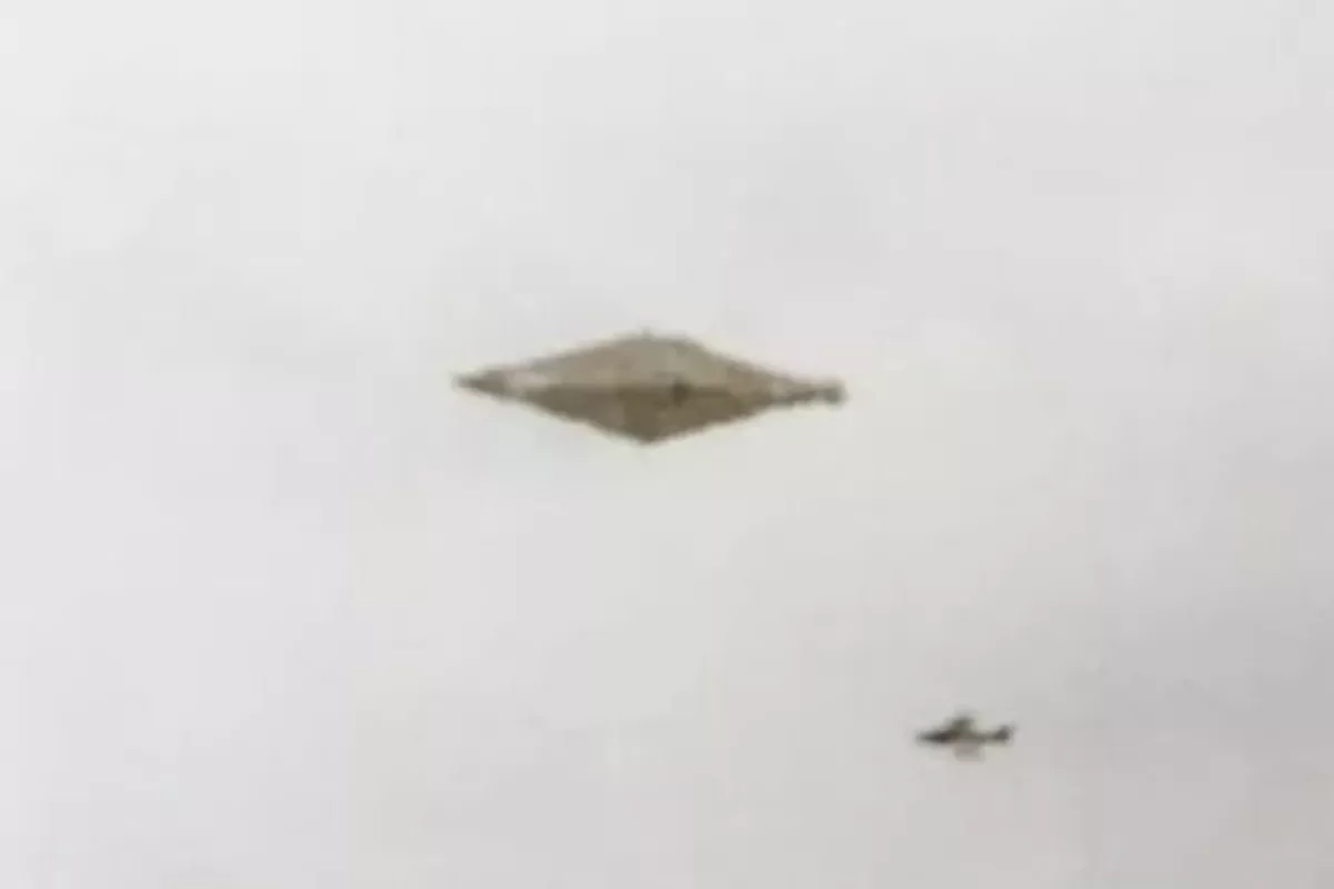 The best UFO picture ever? A top-secret US aircraft, per former intel  officer | Marca