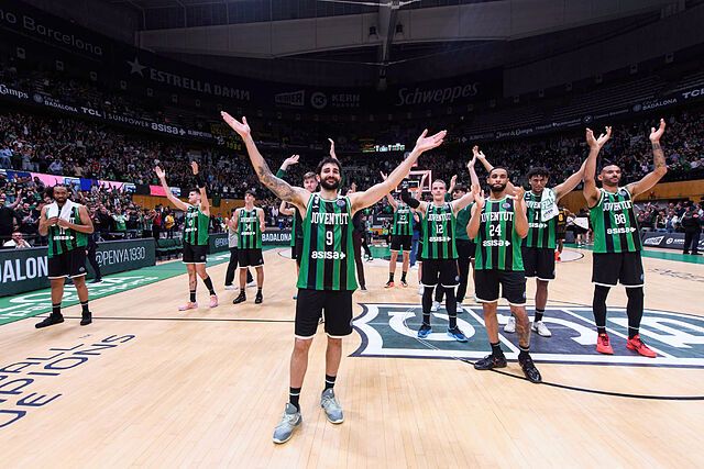 El Joventut saluda a su p�blico tras la victoria ante el AEK.