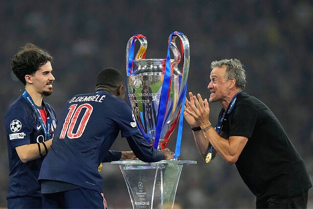 Luis Enrique, Vitinha y Ousmane Demb�l�, con la Champions League.