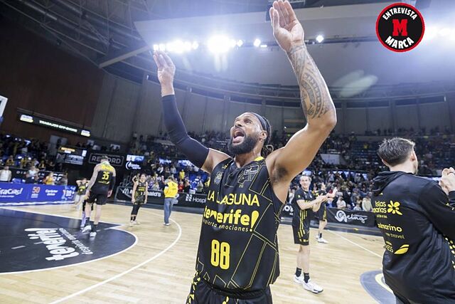 Patty Mills celebra una triunfo en La Laguna durante su estancia all�.