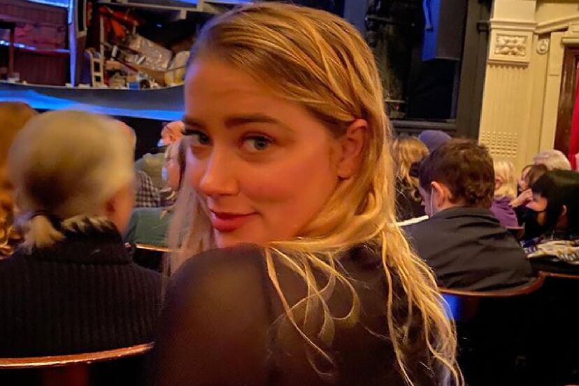 Jojalar yigitlarni yalaydi Xojayinning poshnalarini yalayotgan surat