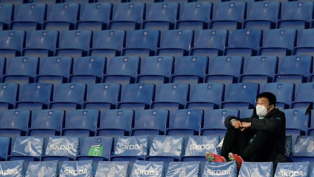 Wu Lei sigue s�lo en la grada un partido del Espanyol en el RCD...