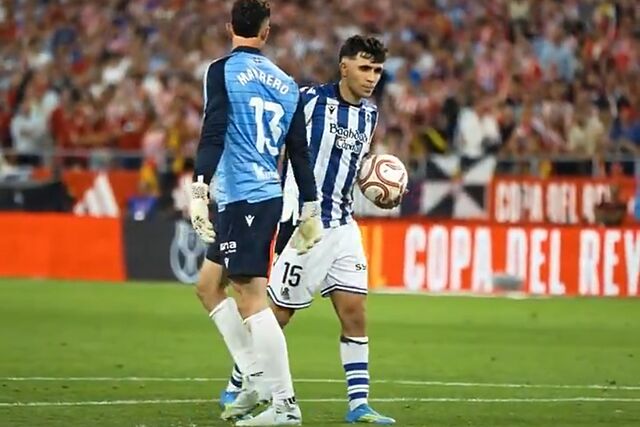 Unai Marrero y Pablo Mar�n se saludan antes del �ltimo penalti de la tanda.