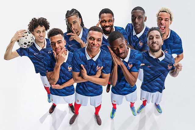 Akliouche, Olise, Thuram, Kolo-Mouani, Ekitik�, Dou�, Mbapp�, Demb�l� y Cherki