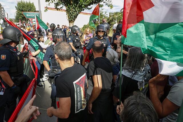 Manifestantes durante la etapa 15 de la Vuelta a Espa�a.
