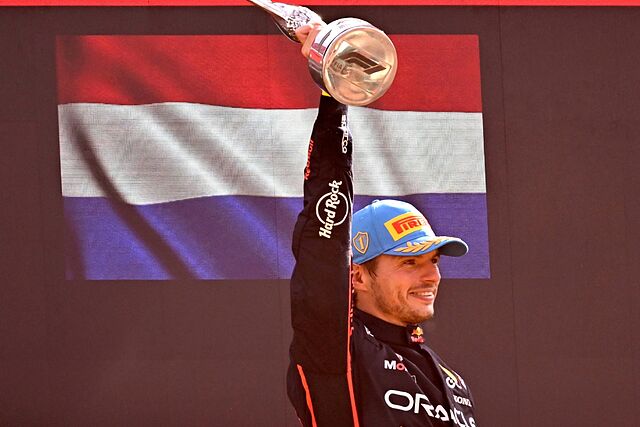 Max Verstappen celebra su primera posici�n en el podio del Aut�dromo Nacional de Monza.