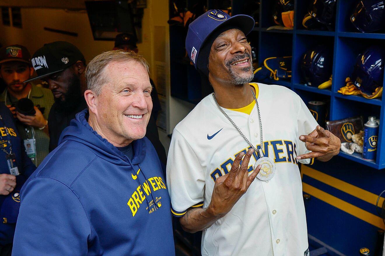 Snoop Dogg steals the show at American Family Field