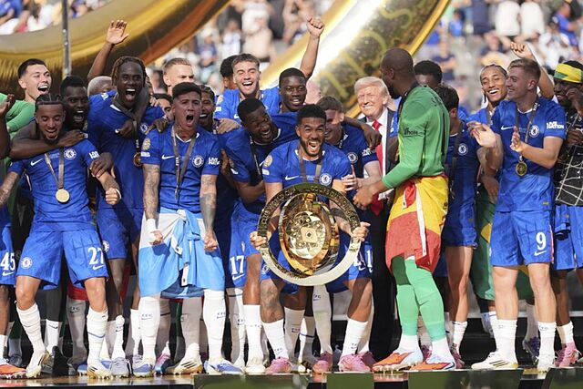 El Chelsea levanta el trofeo de campe�n del Mundial de Clubes FIFA.